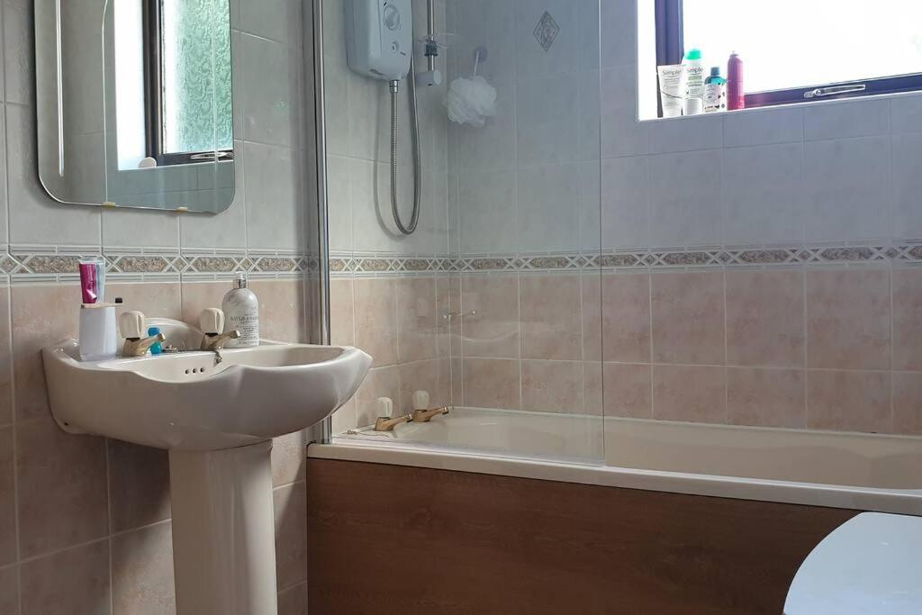 Seafront Apartment, Ground Floor, Free Parking Ньюкасл Экстерьер фото